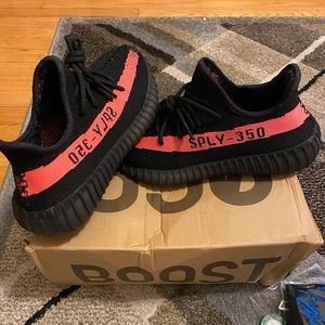 Yeezy boost 350 v2 core black red stripe